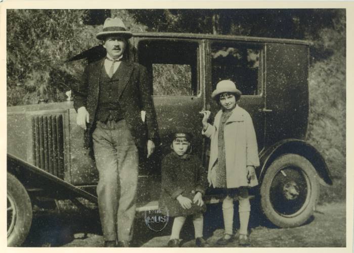 Pierre Boulez avec sa sœur et son père, vers 1930, BnF